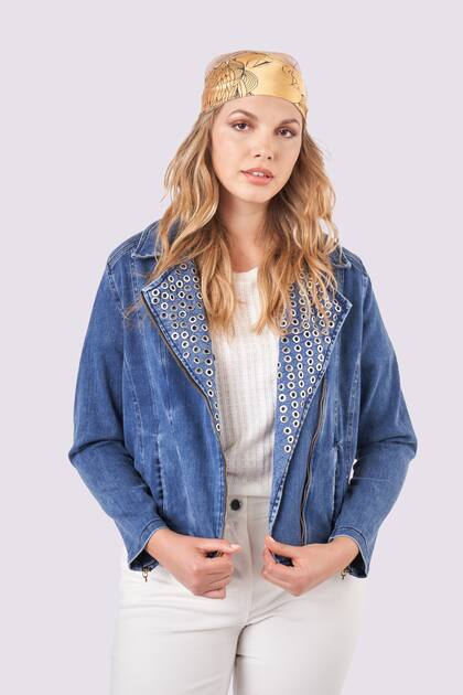 La campera de jean, un ítem que sigue vigente a través de las temporadas.