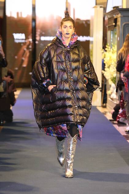 La campera puffer sigue vigente y cada vez más oversize. Diesel la combina con botas texanas para un look inolvidable y galáctico