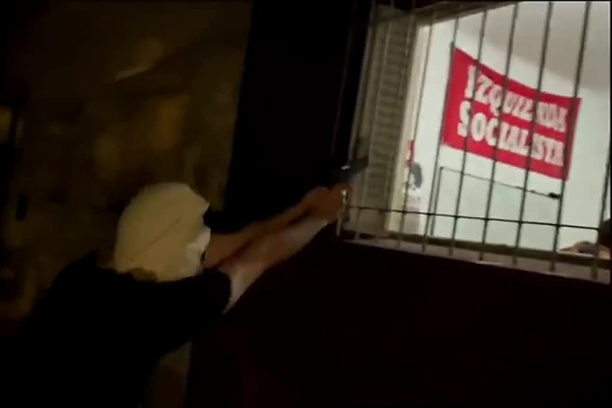 La Cámpora denunció ataques armados de militantes libertarios en La Plata.