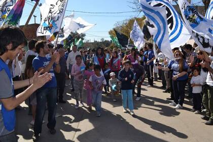 La Cámpora llevó sus banderas y consignas a la inauguración