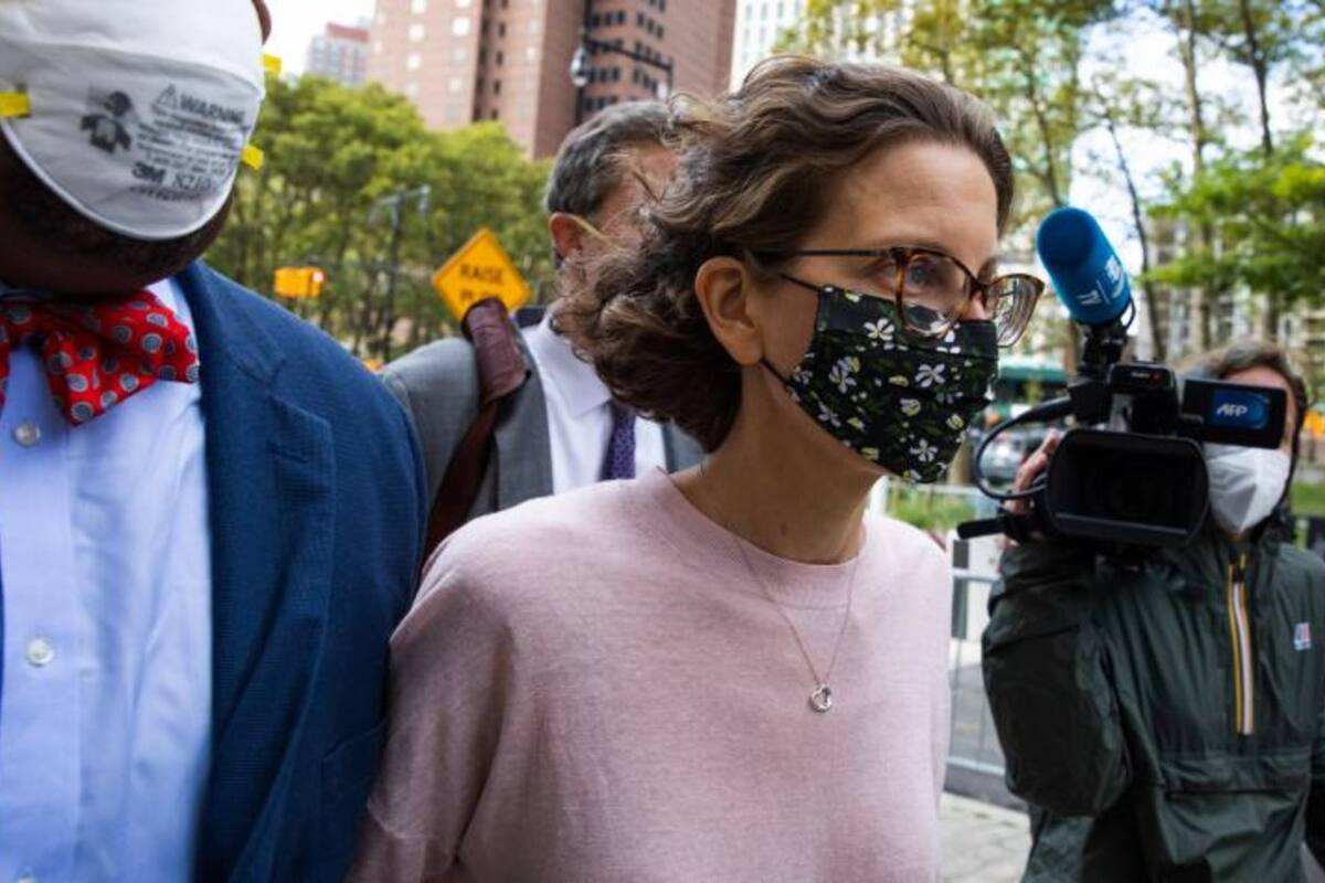 La canadiense Clare Bronfman pagará casi 7 años de cárcel por sus vínculos con polémico caso Nxivm, aunque dijo que solo conocía los cursos de autoayuda de la organización