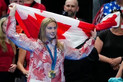 La canadiense Summer McIntosh celebra su victoria en los 400 metros combinados de los Juegos Olímpicos