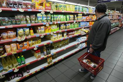 La canasta básica alimentaria para un familia tipo costó en diciembre pasado 719,07 pesos, según el Indec