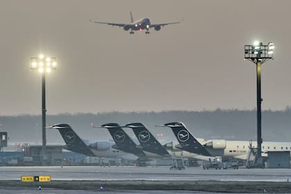 La cancelación de los 20.000 vuelos “equivale a aproximadamente 40.000 toneladas métricas de combustible para aviones"