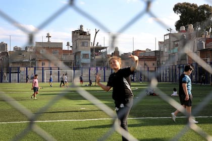 La cancha de fútbol ubicada cerca del nuevo Ministerio de Educación, dos de las obras realizadas en los últimos cuatro años