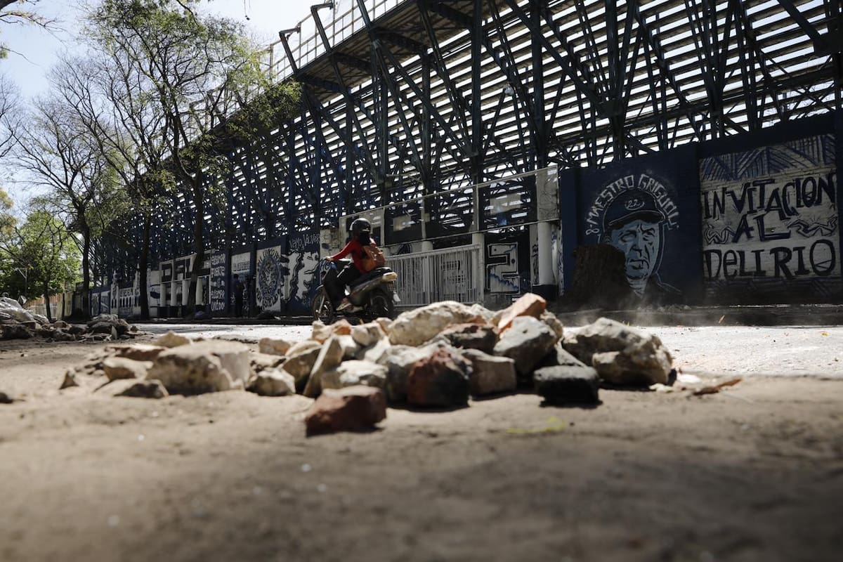 La cancha de Gimnasia y Esgrima La Plata tras la noche de represión