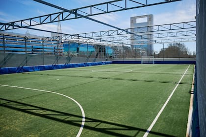 La cancha de hockey en la terraza del edificio
