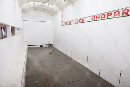 La cancha de pelota vasca lleva el nombre de otro pionero: José León Chapartegui.