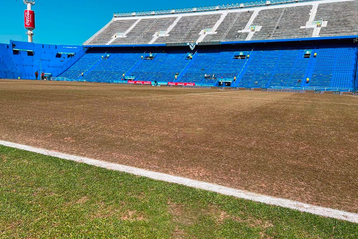 La cancha de Vélez fue otra vez marrón en lugar de verde, y el equipo volvió a perder: cayó 1-0 con Newell's