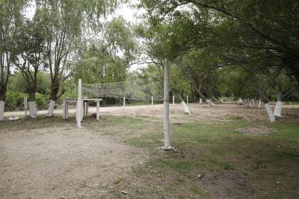 La cancha de volley en el predio que ocupó la Uocra en Berisso