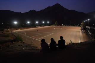 La cancha entre los cerros ahora brilla de noche: inauguraron las luces del predio del único club de Purmamarca