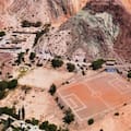 La cancha en Jujuy al pie del Cerro de los Siete Colores que llama la atención del mundo