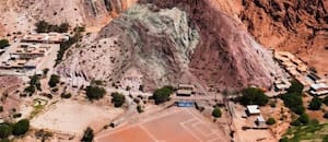 La cancha en Jujuy al pie del Cerro de los Siete Colores que llama la atención del mundo