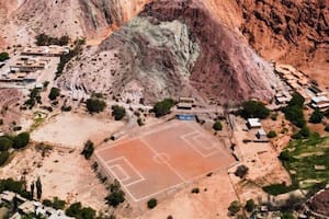 La cancha en Jujuy al pie del Cerro de los Siete Colores que llamó la atención del mundo