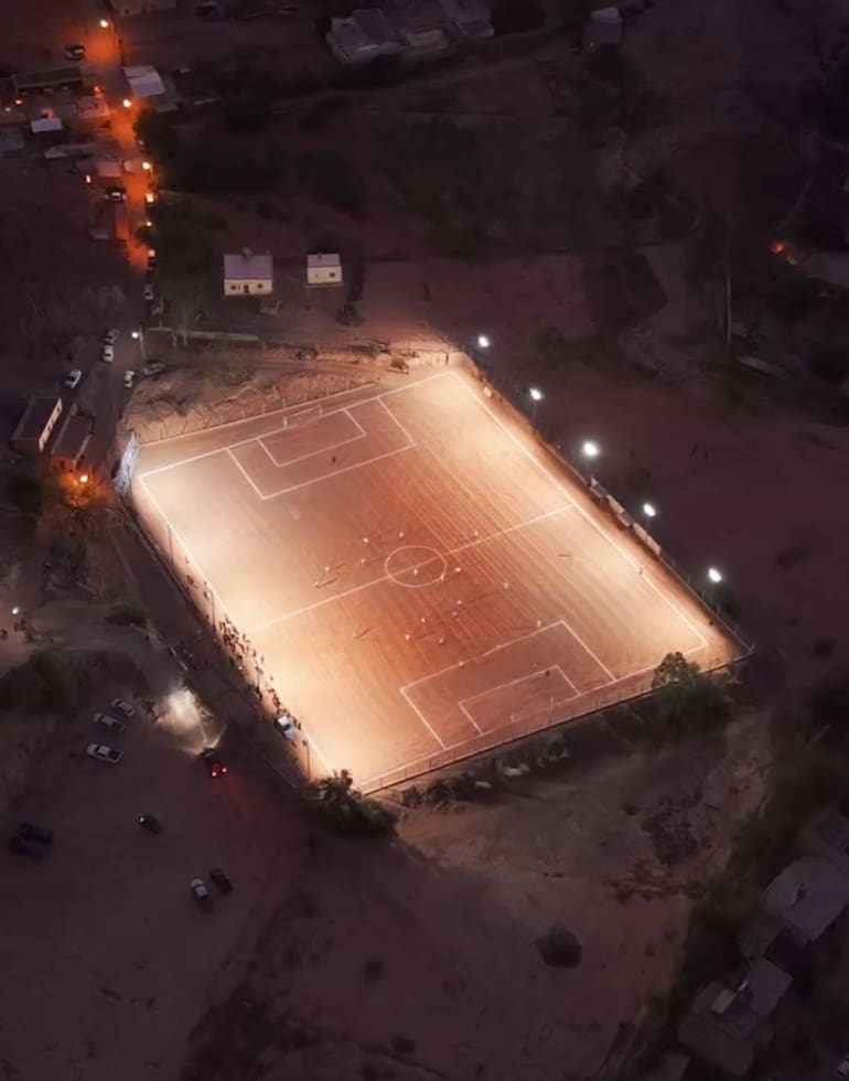 La cancha iluminada durante la noche