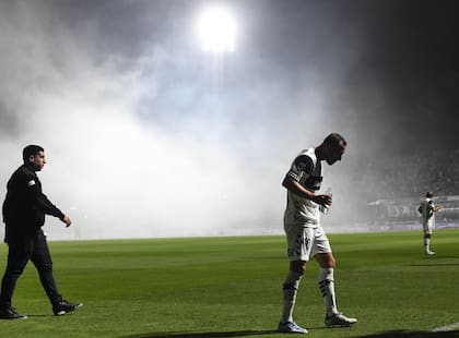 La cancha invadida por los gases lacrimógenos
