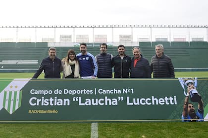 La cancha principal del predio de Banfield fue bautizada con su nombre. Aquí, con la expresidenta Lucía Barbuto