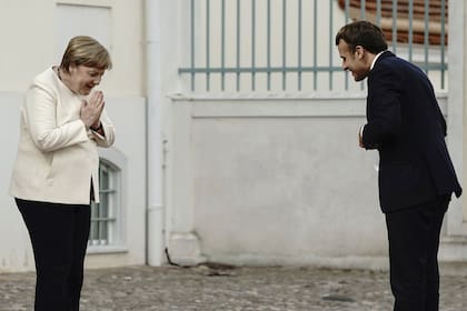 La canciller alemana, Angela Merkel, da la bienvenida al presidente francés, Emmanuel Macron, frente al castillo de Meseberg, la casa de huéspedes del gobierno alemán en Meseberg, en las afueras de Berlín