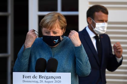 La canciller alemana Angela Merkel y el francés Emmanuel Macron se reunieron en Fort de Bregancon, una tradicional residencia de verano de los líderes franceses