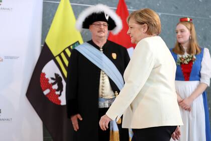 La canciller Angela Merkel al encabezar las celebraciones por los 31 años de la reunificación de Oriente y Occidente, en Halle, Alemania, el 3 de octubre de 2021. (Jan Woitas/Pool via AP)