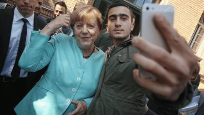 La canciller Angela Merkel declaró "Wir schaffen das" - "Podemos hacerlo" - ampliamente visto como una bienvenida abierta a los solicitantes de asilo