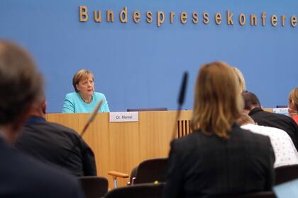 La canciller Angela Merkel ofrece su conferencia de prensa anual de verano en Berlín, Alemania, el jueves 22 de julio de 2021, en la que dijo que los casos de COVID-19 aumentan a una velocidad preocupante en el país y pidió a sus compatriotas que se vacunen y animen a otros a hacerlo. (Wolfgang Kumm/dpa vía AP)