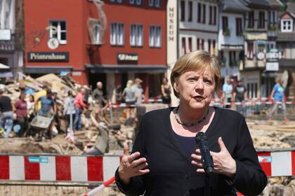 La canciller de Alemania, Angela Merkel, ofrece una conferencia de prensa en Muenstereifel, Alemania.