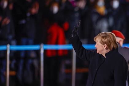 La canciller de Alemania, Angela Merkel, saluda durante un acto para conmemorar su salida del cargo, el 2 de diciembre de 2021, en Berlín. (Odd Andersen/Pool Foto vía AP)