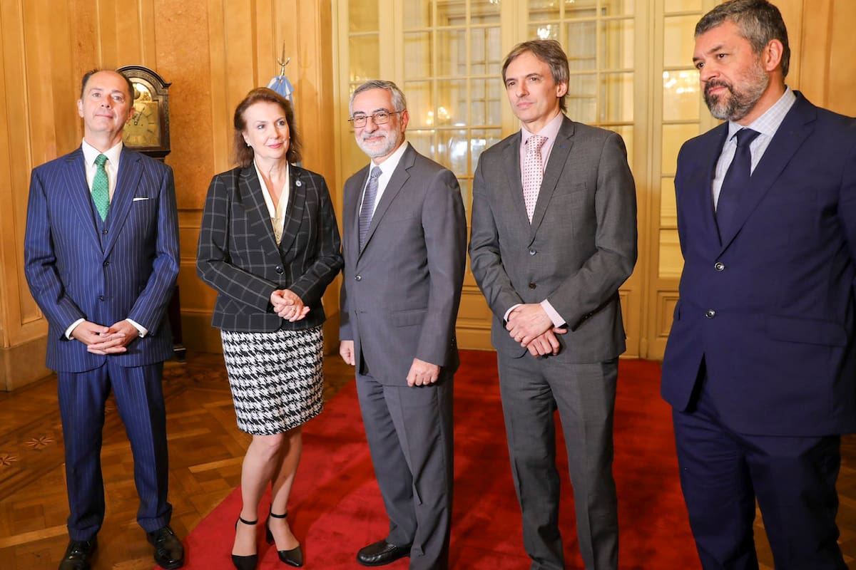 La canciller Diana Mondino se reunió ayer con los funcionarios diplomáticos y administrativos que prestaron funciones en la embajada argentina en Venezuela