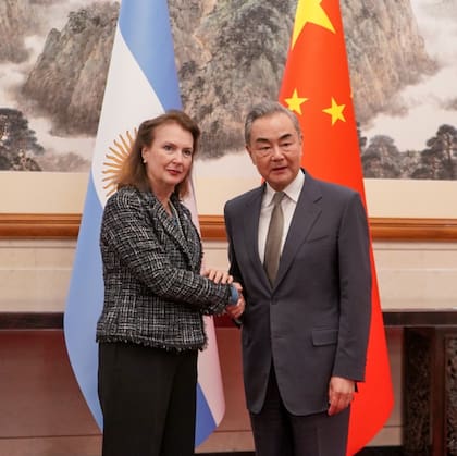 La canciller Diana Mondino se reunió con su par de China, Wang Yi