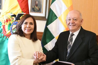 La Canciller junto al nombrado embajador ante los Estados Unidos
