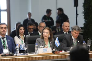 La canciller Mondino, junto a los diplomáticos Vergara y Cima, en la reciente cumbre de mandatarios del Mercosur, en Asunción