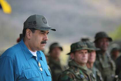 La cancillería venezolana dijo en un comunicado que &quot;revisará las relaciones con esos gobiernos&quot;