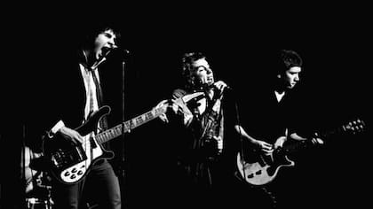 La canción, God Save the Queen (“Dios salve a la reina”), era una mordaz crítica a la monarquía y al tradicional orden político que representaba