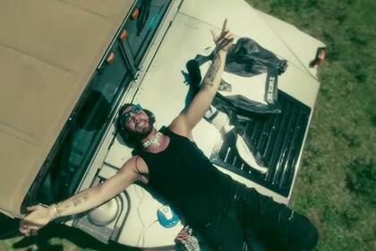 La canción, La Bachata, se convirtió en la segunda canción solista latina más reproducida en la historia de Spotify