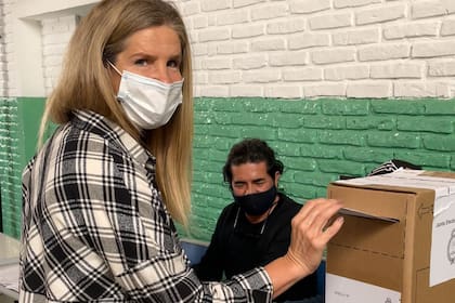 La candidata a diputada nacional del Frente Más Valores, Cynthia Hotton, votó hoy a las 9h en la escuela EP N°20/Es N°14 de Campana