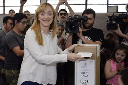 La candidata a gobernadora, Anabel Fernández Sagasti, al emitir su voto