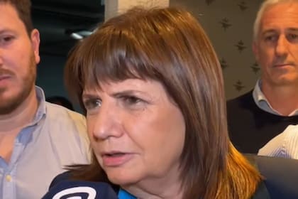 La candidata a presidenta de Juntos por el Cambio, Patricia Bullrich, desde el búnker de Maximiliano Pullaro