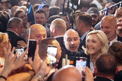 La candidata de extrema derecha Marine Le Pen, con simpatizantes. (Photo by Thomas SAMSON / AFP)