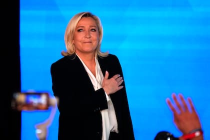La candidata de extrema derecha Marine Le Pen se pone la mano sobre el pecho frente a sus simpatizantes tras el anuncio de las primeras proyecciones de la segunda vuelta electoral francesa, el domingo 24 de abril de 2022, en París. (AP Foto/Francois Mori)