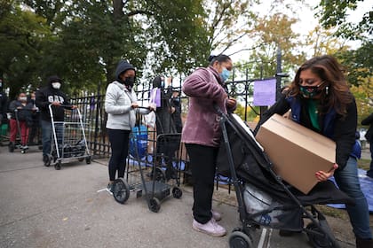 La candidata del Distrito 34 de la Asamblea, Jessica González-Rojas, entrega una caja de comida durante un evento de distribución de comida el 27 de octubre de 2020 en Nueva York