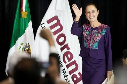 La candidata del partido oficialista Claudia Sheinbaum saluda a su llegada tras el cierre de urnas en las elecciones generales en Ciudad de México, en la madrugada del lunes 3 de junio de 2024. Sheinbaum habla con líderes del BM, FMI y OCDE el 6 de junio de 2024 y ofrece continuidad tras el desplome del peso. (AP Foto/Eduardo Verdugo)