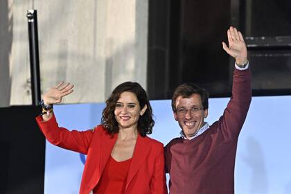 La candidata del Partido Popular (PP) a la reelección como presidenta regional de Madrid Isabel Díaz Ayuso (L) celebra con el candidato a la reelección como alcalde de Madrid José Luis Martínez Almeida en la sede del partido en Madrid el 28 de mayo de 2023 después de las elecciones
