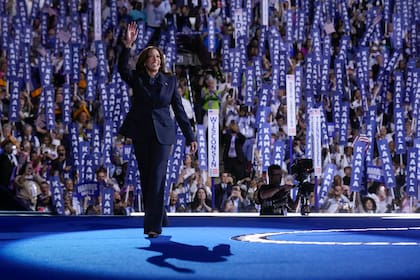 La candidata demócrata a la presidencia, Kamala Harris, llega al último día de la Conferencia Nacional Demócrata, el jueves 22 de agosto de 2024, en Chicago (AP Foto/Jacquelyn Martin)