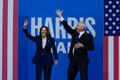 La candidata demócrata a la presidencia, la vicepresidenta Kamala Harris, y su compañero de fórmula, el gobernador de Minnesota Tim Walz llegan a un evento de campaña en Filadelfia, el martes 6 de agosto de 2024. (AP Foto/Matt Rourke)