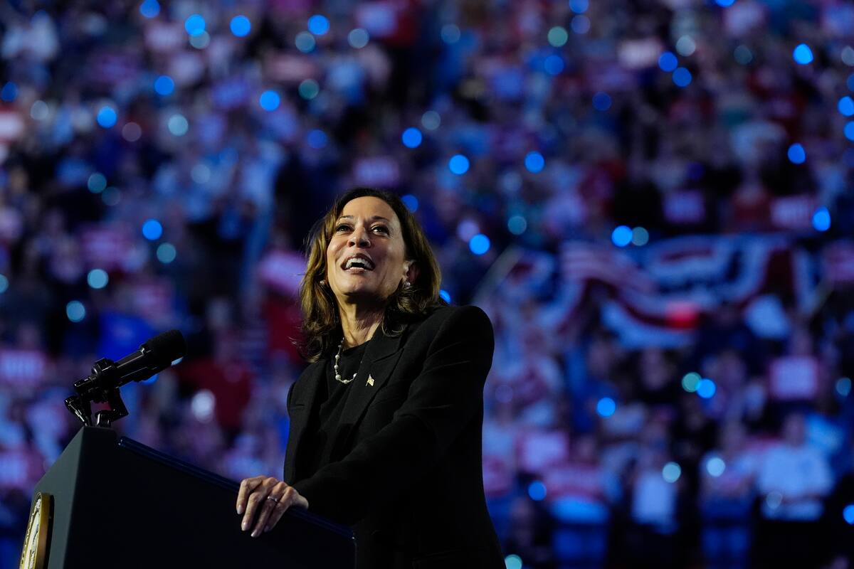 La candidata demócrata a la presidencia y actual vicepresidenta Kamala Harris habla durante un acto de campaña en el Alliant Energy Center de Madison, Wisconsin
