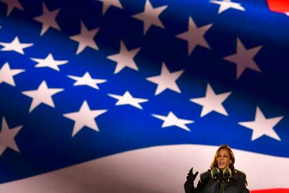 La candidata demócrata a la vicepresidencia, la senadora Kamala Harris, habla en un mitin en la víspera de las elecciones el 2 de noviembre de 2020 en Filadelfia, Pensilvania