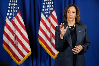 La candidata demócrata presidencial y actual vicepresidenta Kamala Harris habla con reporteros tras hablar durante un servicio religioso en Greater Emmanuel Institutional Church of God in Christ, el domingo 3 de noviembre de 2024, en Detroit. (AP Foto/Jacquelyn Martin)