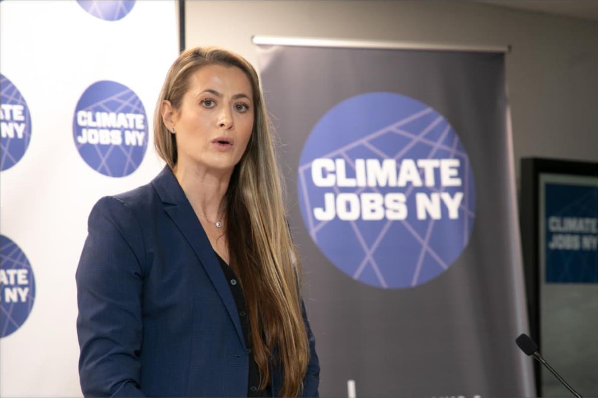 La candidata demócrata que busca destronar un bastión de Trump en Nueva York se presenta por primera vez a una elección