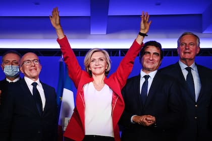 La candidata para las elecciones presidenciales de 2022, Valerie Pecresse , es aplaudida por los miembros del partido Les Republicains
